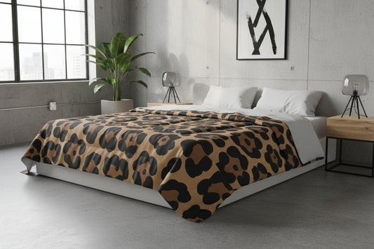 Design Comforter – stilvolle Tagesdecke mit weichem Griff - Bold Leopard Brown - WOOVE