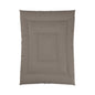 Design Comforter – stilvolle Tagesdecke mit weichem Griff - Taupe - WOOVE