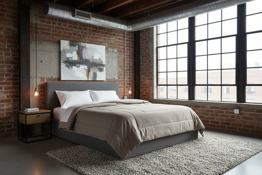 Design Comforter – stilvolle Tagesdecke mit weichem Griff - Taupe - WOOVE