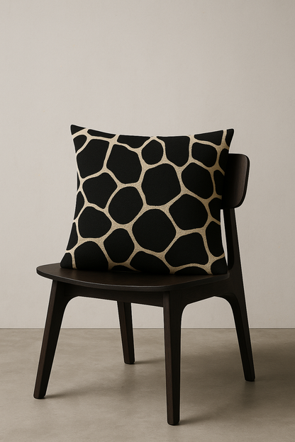 NOA.HOME. / Bold Giraffe Noir / Print-Kissenbezug - WOOVE