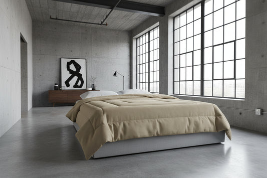 Design Comforter – stilvolle Tagesdecke mit weichem Griff - Beige - WOOVE