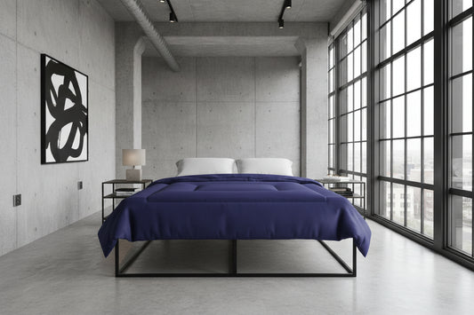 Design Comforter – stilvolle Tagesdecke mit weichem Griff - Midnight Blue - WOOVE