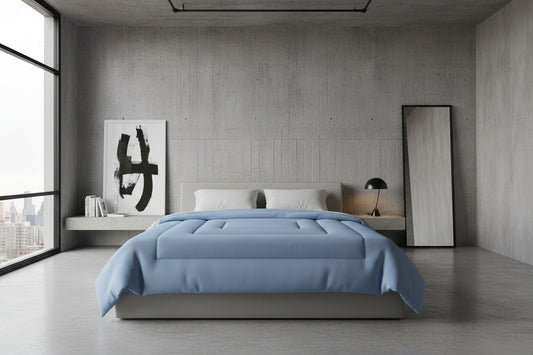 Design Comforter – stilvolle Tagesdecke mit weichem Griff - Dusty Blue - WOOVE