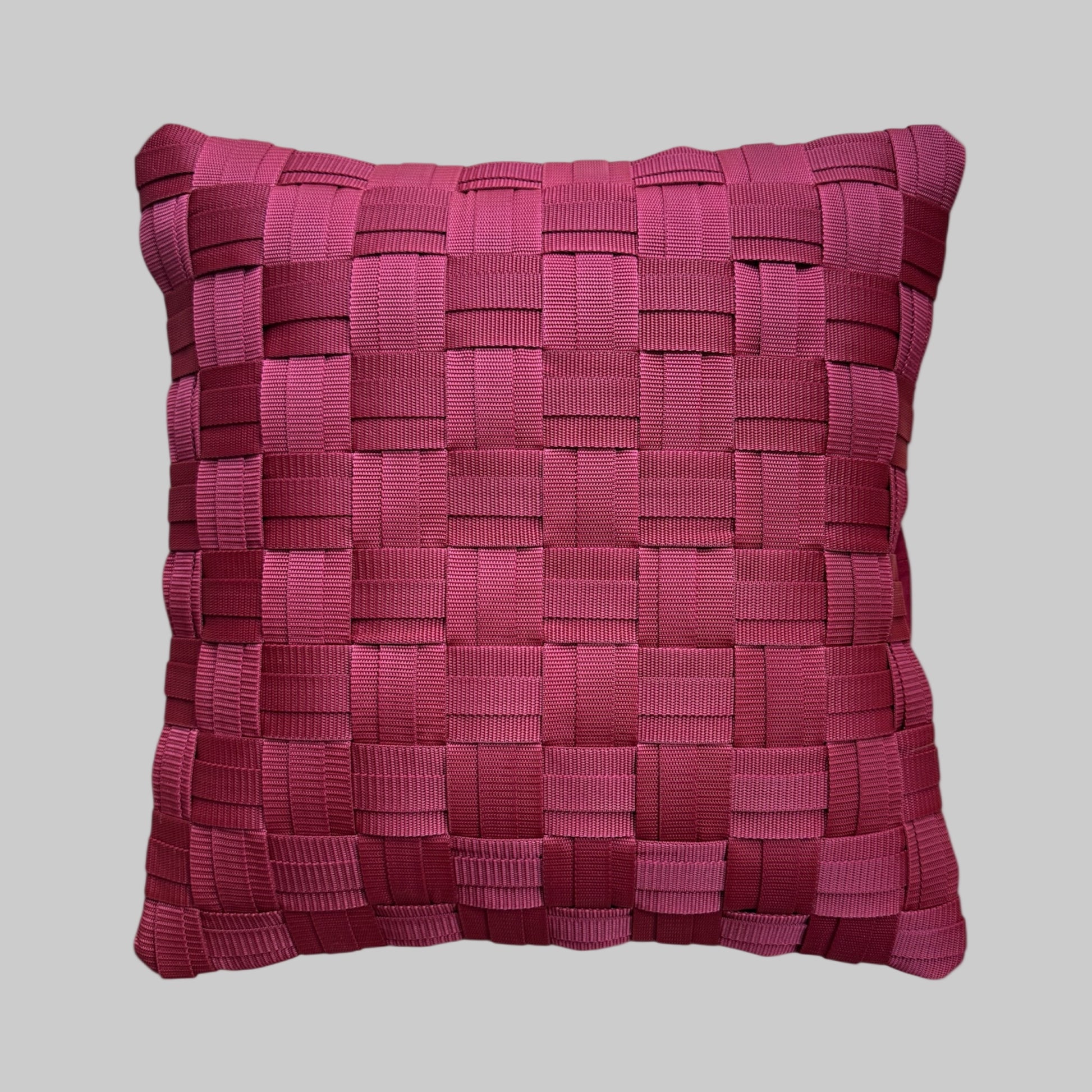 WOOVE Handgewebtes Designer-Kissen  - Grid Ästhetik in Bordeaux / Kissenbezug - WOOVE