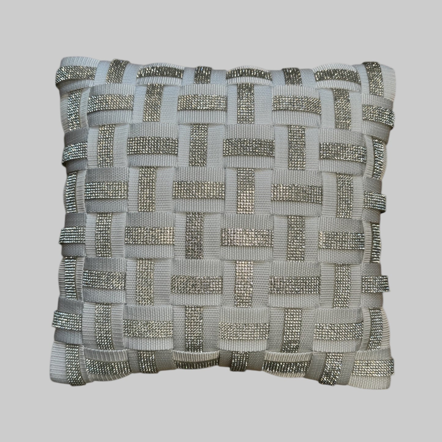 WOOVE Handgewebtes Designer-Kissen  - Grid Ästhetik in Weiß mit Silberstrass / Kissenbezug / Luxury Edition - WOOVE