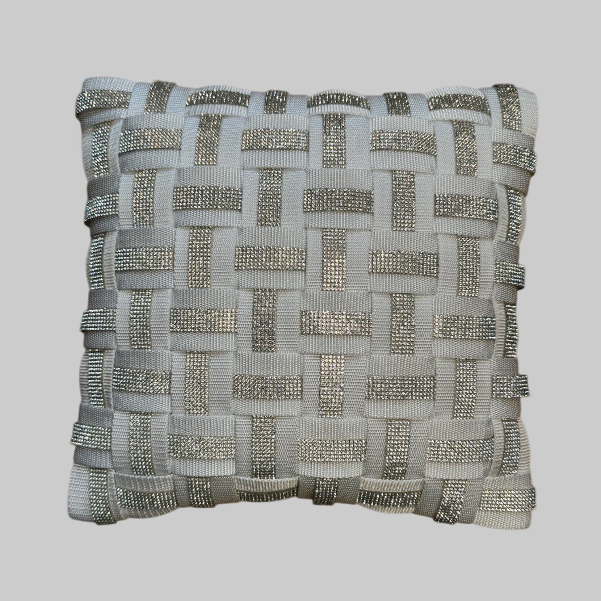 WOOVE Handgewebtes Designer-Kissen  - Grid Ästhetik in Weiß mit Silberstrass / Kissenbezug / Luxury Edition - WOOVE