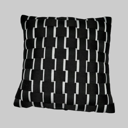 WOOVE Handgewebtes Designer-Kissen  - Grid Ästhetik in Schwarz & Weiß / Kissenbezug